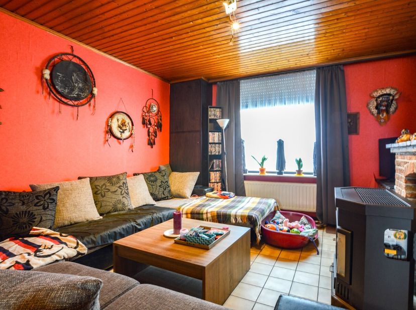 Deze ruime rijwoning ligt in het centrum van Eernegem en dateert uit 1933. Met een bewoonbare oppervlakte van 106 m² en een perceel van 296 m² biedt d