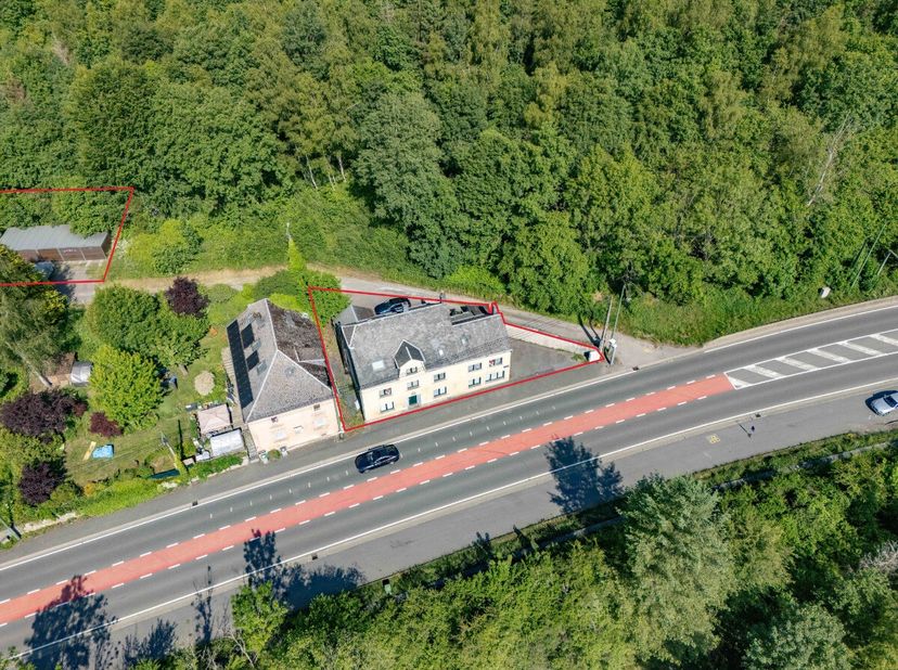 ERA B-LUX stelt u dit opbrengsteigendom voor (euro2.910/maand), gelegen in Martelange, op een steenworp van de Luxemburgse grens. Het gebouw bestaat u