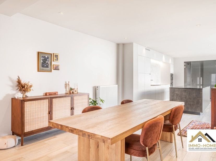 Dit prachtige gelijkvloerse appartement is gelegen in een rustige en gezellige straat, dichtbij het kloppende hart van Oostakker en allerlei voorzieni