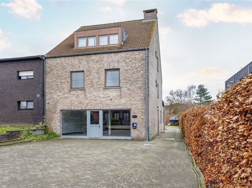 Centraal en gunstig gelegen appartement met 2 slaapkamers én terras&lt;br /&gt;
Omgeving:&lt;br /&gt;
+ Gunstig en centraal gelegen, net buiten de Grote Ring van