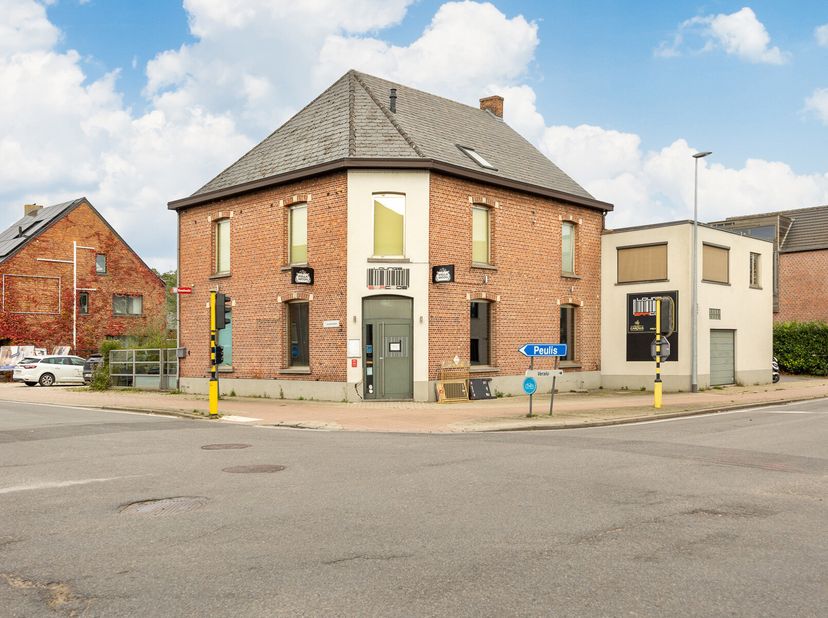 Uniek handelspand met 2 appartementen en parkeergelegenheid, gelegen op een commerciële toplocatie in Putte, met diverse mogelijkheden. Het pand wordt