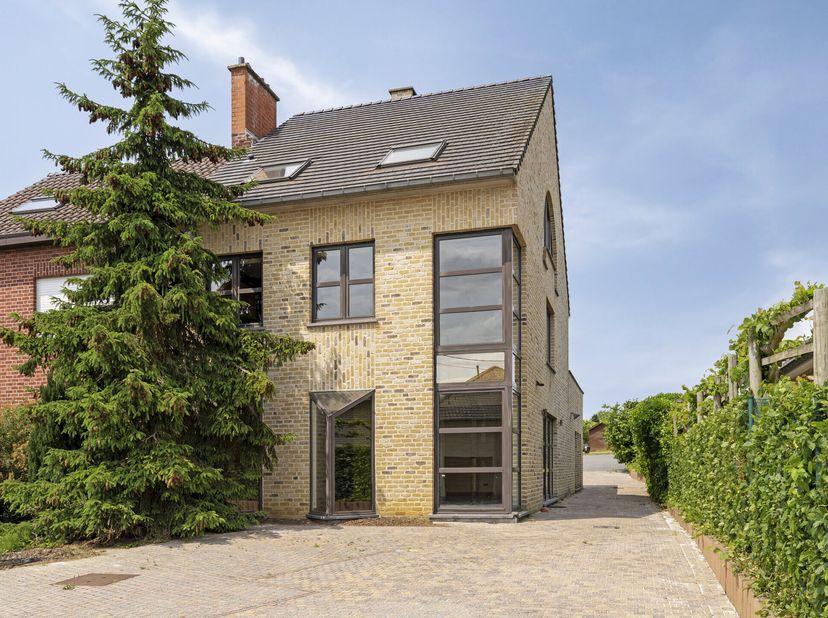Op zoek naar een plek waar je wonen en werken perfect kunt combineren, met véél ruimte en een uitzicht dat elke dag opnieuw rust brengt? Dan is dit mo