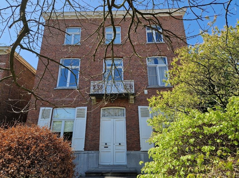 Dit prachtige herenhuis (BJ 1880) in Haacht-Tildonk is een unieke kans voor wie op zoek is naar een ruime en karaktervolle woning. Deze woning en voor