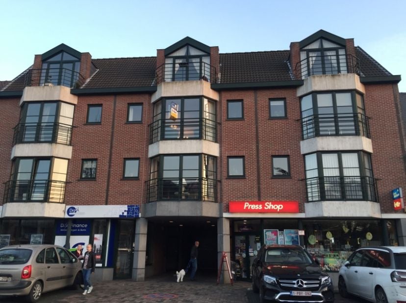 Instapklaar appartement in het centrum van Lochristi.&lt;br /&gt;
Op zoek naar een comfortabel appartement in het bruisende centrum van Lochristi? Dit gezel