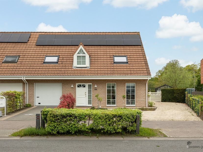 Welkom in deze prachtige woning te Kontich! Deze ruime woning met een bewoonbare oppervlakte van 214m² bevindt zich op een ruim perceel van 1100m² en