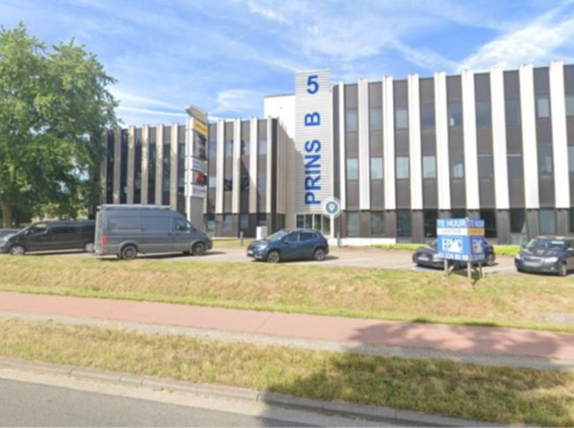 Moderne kantoren te Edegem/Kontich nabij E19. Vanaf 570m² - 622m² tot 2400m² te huur in Kontich. Het kantoor is gelegen op de GLV verdieping en heeft
