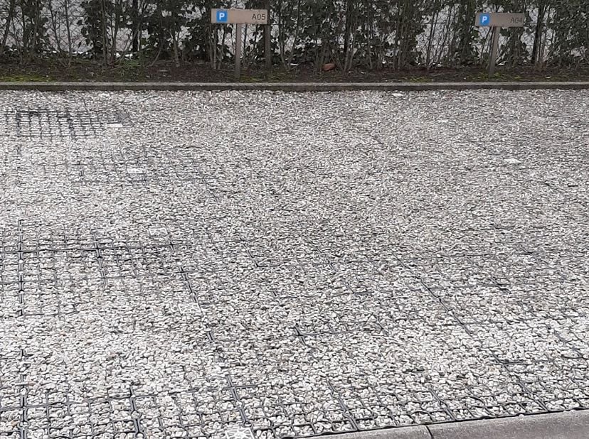 Openlucht autostaanplaats gelegen te Gentbrugge, op minder dan 15 min. fietsafstand van Gent- centrum en UZ Gent. Openbaar vervoer en winkels in de na