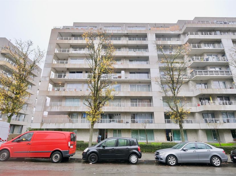 MOLENBEEK-SAINT-JEAN - REF : 6068178 - Parking intérieur situé dans une copropriété récente, possibilité de garer une grande voiture. Idéal pour inves