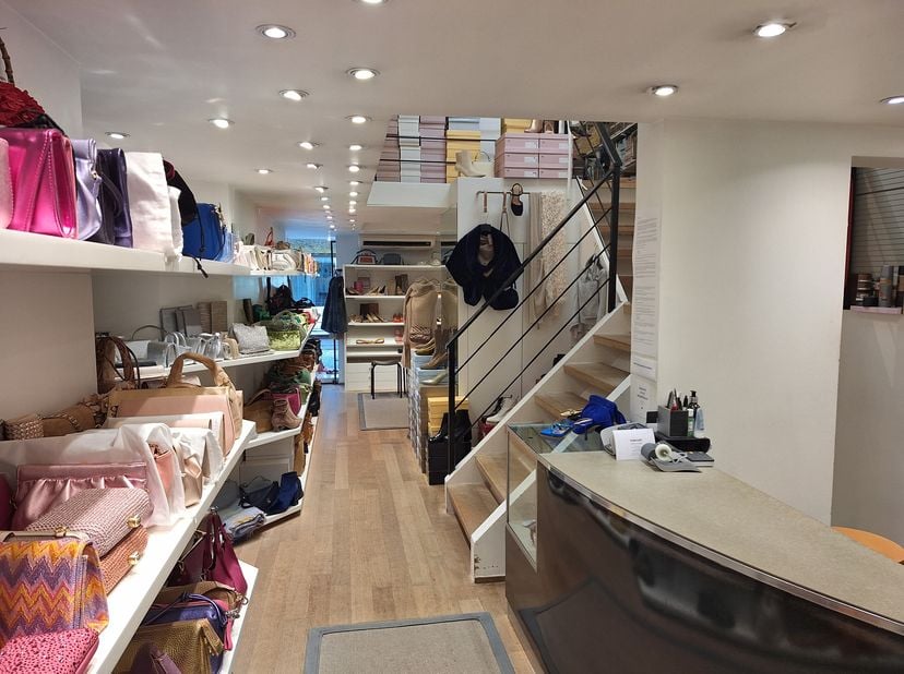 Local commercial à louer d&#039;environ 135 m² dans le centre de Roeselare, plus précisément dans la Galerie du Canada, accessible via Ooststraat et Garens