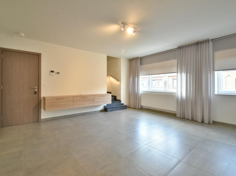 In deze gloednieuwe moderne residentie bevindt zich dit hedendaags energiezuinige appartement. Dit appartement beschikt over één terras aan de achterz