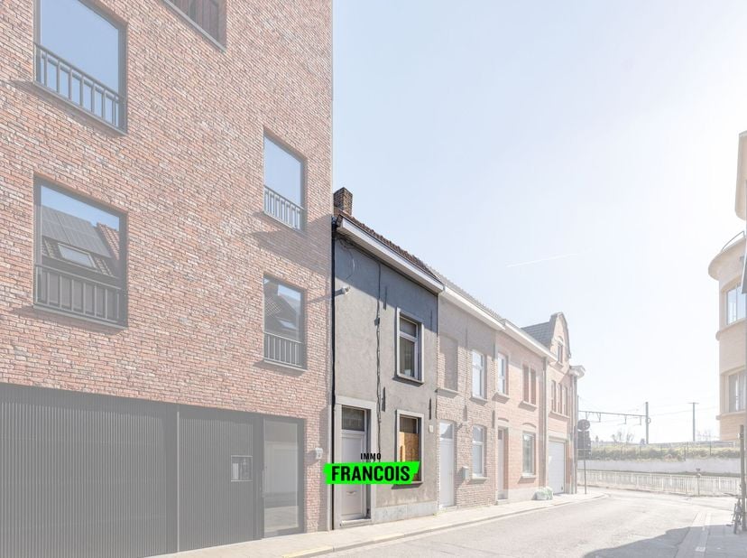 In de rustige Steenhouwersstraat, op wandelafstand van winkels, scholen en openbaar vervoer in het centrum van Roeselare, bevindt zich deze op te fris