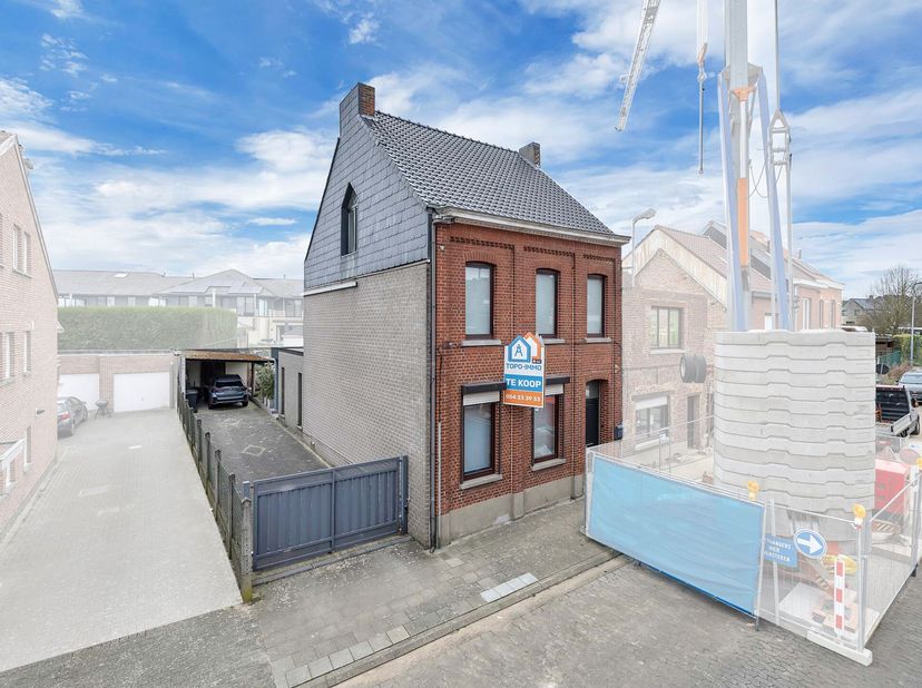 Voor meer info of een bezoek, bel 053 59 49 32 - Op een toplocatie in Ninove bevindt zich deze instapklare HOB. Het treinstation bereikt men stapvoets
