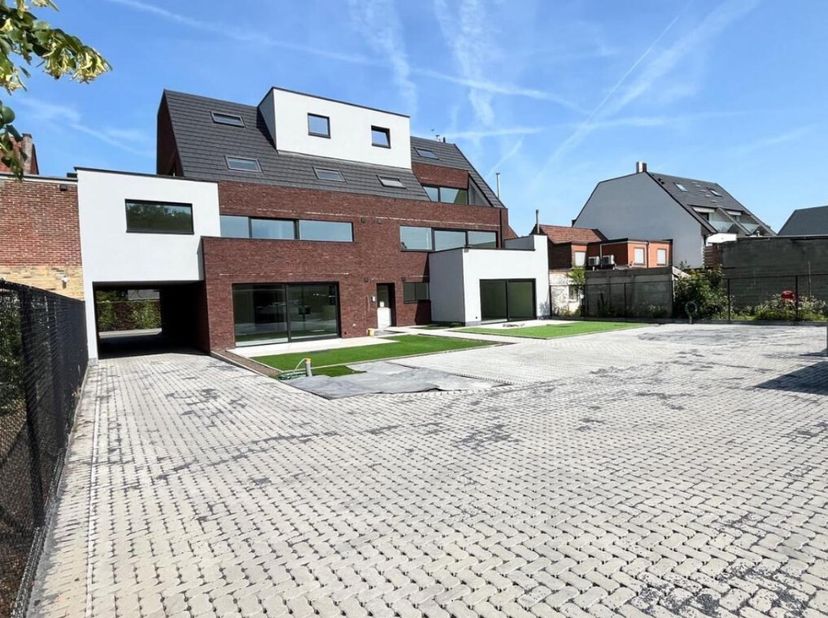Prachtig villa-appartement, recent opgeleverde op wandelafstand van het gezellige centrum van Sleidinge. Dankzij de gunstige ligging bevinden winkels,
