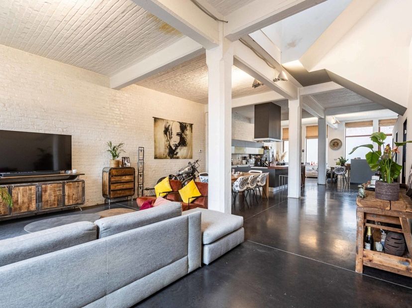 Deze lichtrijke loft van 285m² maakt deel uit van een loftencomplex in een voormalige textielfabriek (weverij Napoleon Annicq-Willems) en combineert i