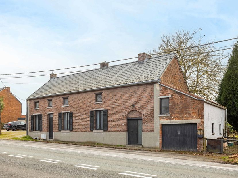 Gelegen aan de Chaussée de Soignies in Silly, biedt deze solide woning uit de jaren &#039;70 een uitstekende basis voor wie op zoek is naar ruimte en veelz