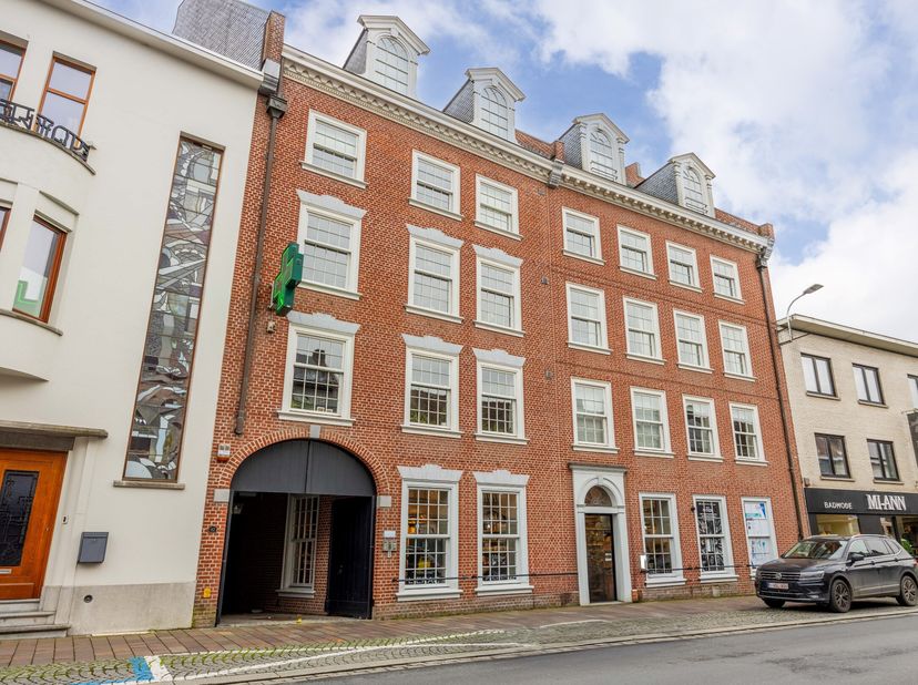 Centraal gelegen en dichtbij verschillende invalswegen bevindt zich dit statige appartementencomplex. Deze karakteristieke gevel is slechts het masker