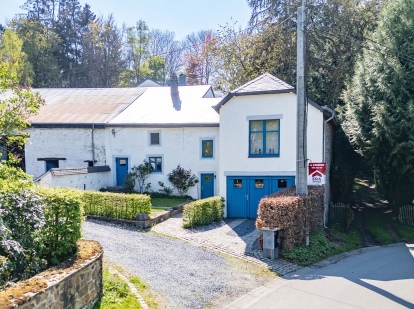 ERA B-LUX stelt u met plezier deze atypische woning voor, ideaal gelegen in het hart van het charmante dorpje Engreux, in de gemeente Houffalize. Deze
