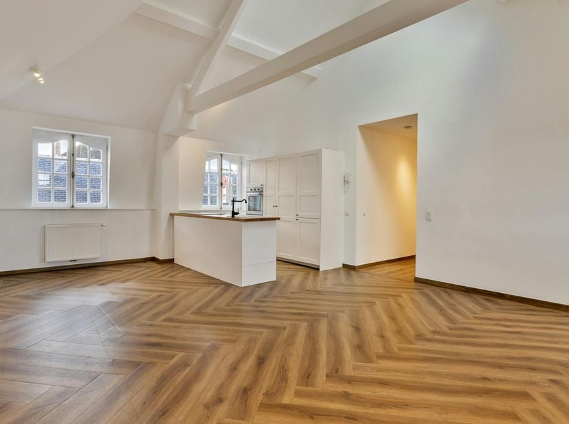 In het centrum van Brugge, in het Krom Genthof 1, ontdek je dit prachtige appartement met 2 slaapkamers te huur. Met een gunstige oriëntatie en grote