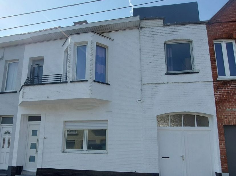 Grote gerenoveerde woning op 307m² met 4 ruime slaapkamers, tuin en garage. Inkom, voorplaats/buro/speelkamer, trappenhall, kelder, ruime living en ze