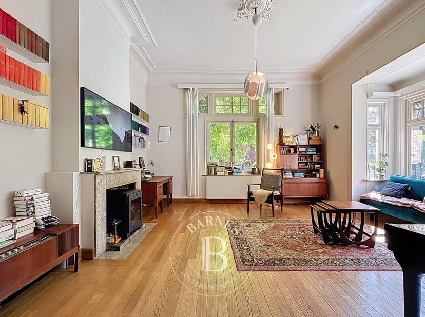 Située dans les quartiers résidentiels de Watermael, découvrez cette maison de 4 chambres de 247m2 selon PEB.&lt;br /&gt;
Au rez-de-chaussée, le hall d&#039;entr