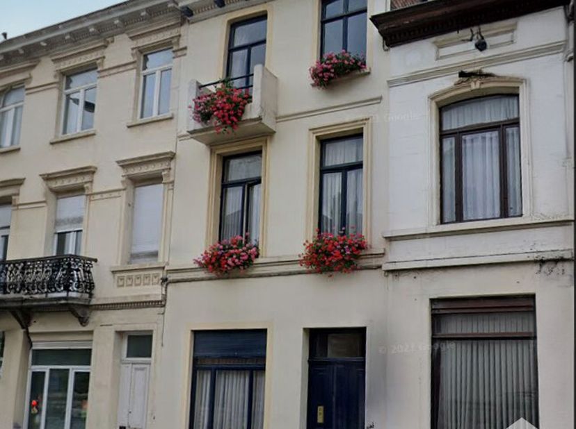 ERA CHATELAIN biedt u deze te renoveren woning met geweldig potentieel aan, ideaal gelegen tussen de Place Jourdan en het Cinquantenaire Park, en dich