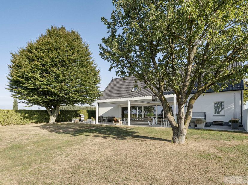 Zeldzaam is deze strakke villa die comfort, rust en privacy biedt, gelegen te Dottenijs op de grens met Rollegem en Bellegem, minder dan 10 minuten va