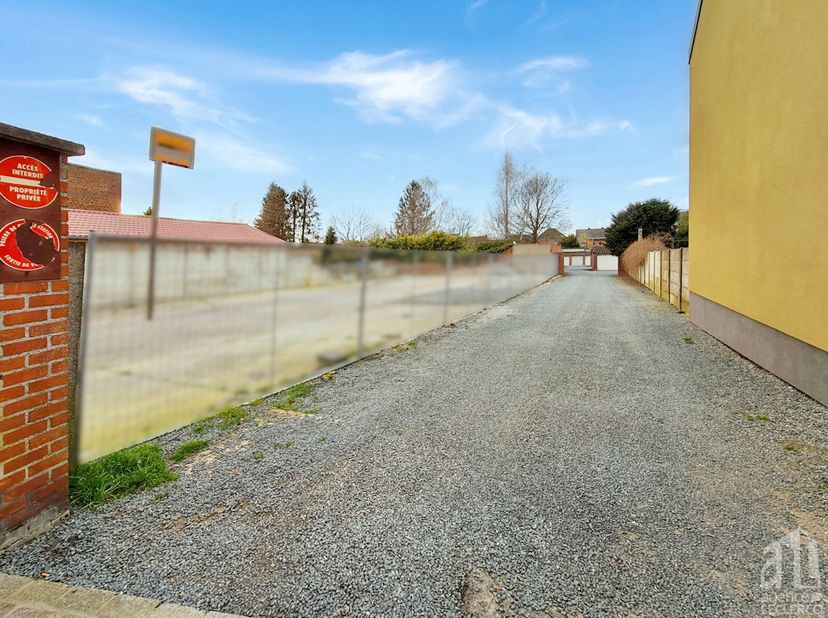 A proximité de toutes commodités et à 300 mètres de la gare, garage fermé.&lt;br /&gt;
Loyer: 90euro.&lt;br /&gt;
Libre de suite.&lt;br /&gt;
Bien référencé 6865816.