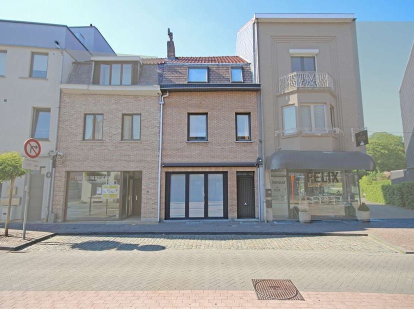 Maison chaleureuse et recemment rafraichie avec jardin et espace polyvalent, dans le centre de Tervuren. &lt;br /&gt;
&lt;br /&gt;
Rez-de-chaussée: hall d’entrée