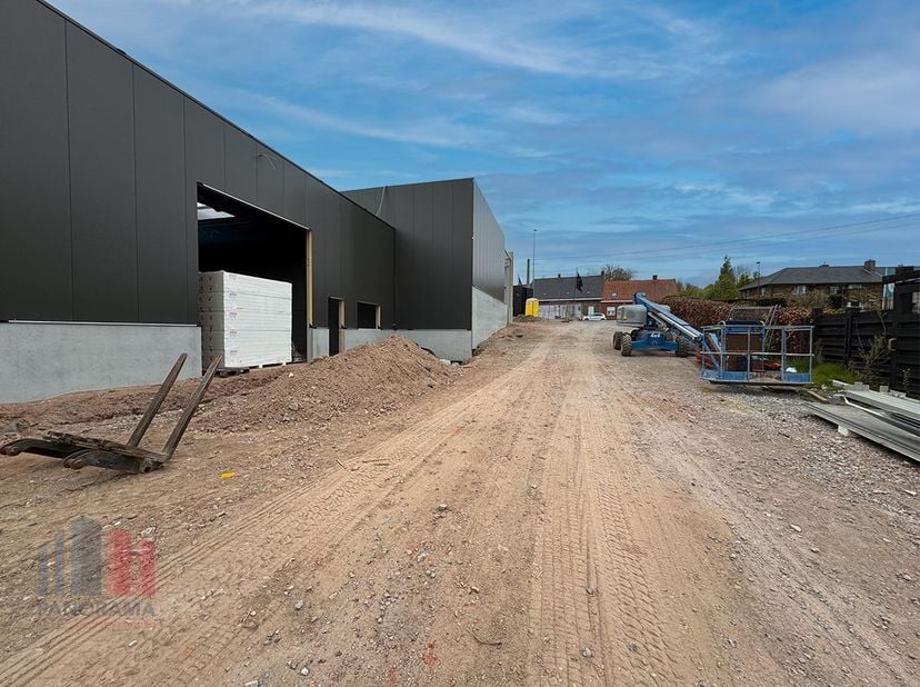 Deze nieuwe KMO-unit van 176m² maakt deel uit van het nieuwbouw state-of-the-art bedrijvenpark &#039;&#039;MG PARK ARSELA&#039;&#039; bestaande uit 12 KMO-units te koop,