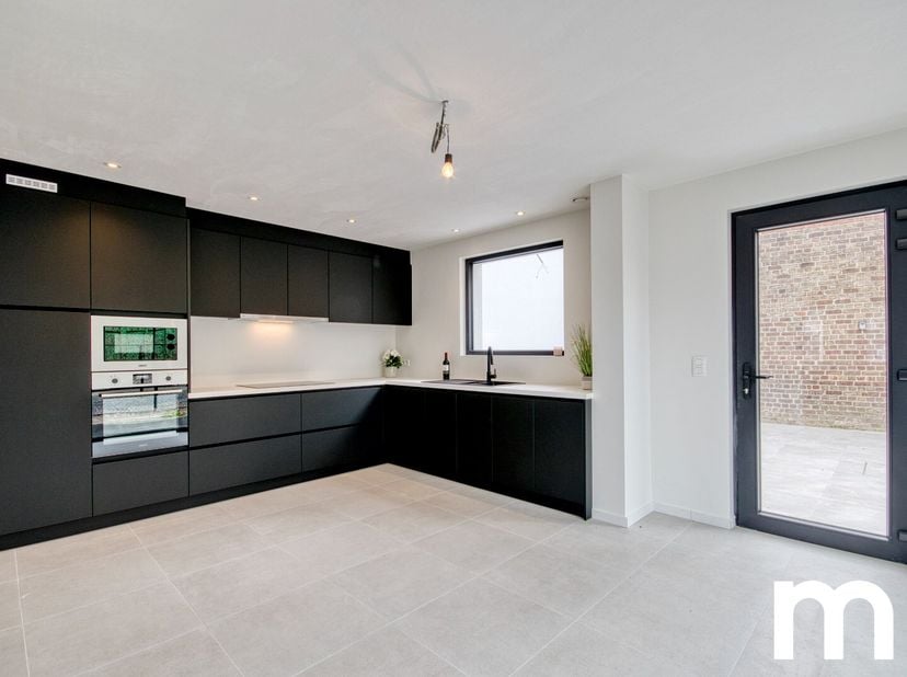 Bent u op zoek naar een ruime, moderne woning met oog voor detail in Beveren-Leie? Dan is deze prachtige woning wellicht wat u zoekt! Deze stijlvolle