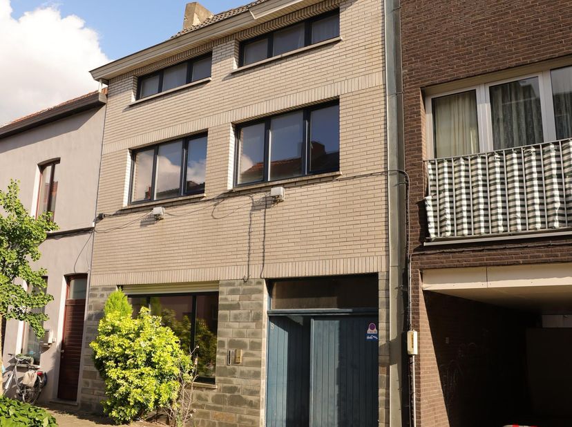 Gelegen aan de binnenring van Gent, in een rustige buurt met parkeergelegenheid, vindt u dit verrassend ruime pand. Dit karaktervolle huis met brede g