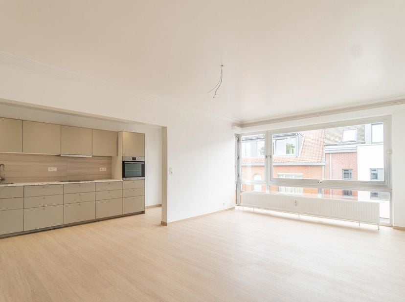 Idéalement situé dans un quartier calme et à proximité du parc des Sources et du parc Parmentier, TRIOR Woluwe vous propose ce bel appartement de 85 m