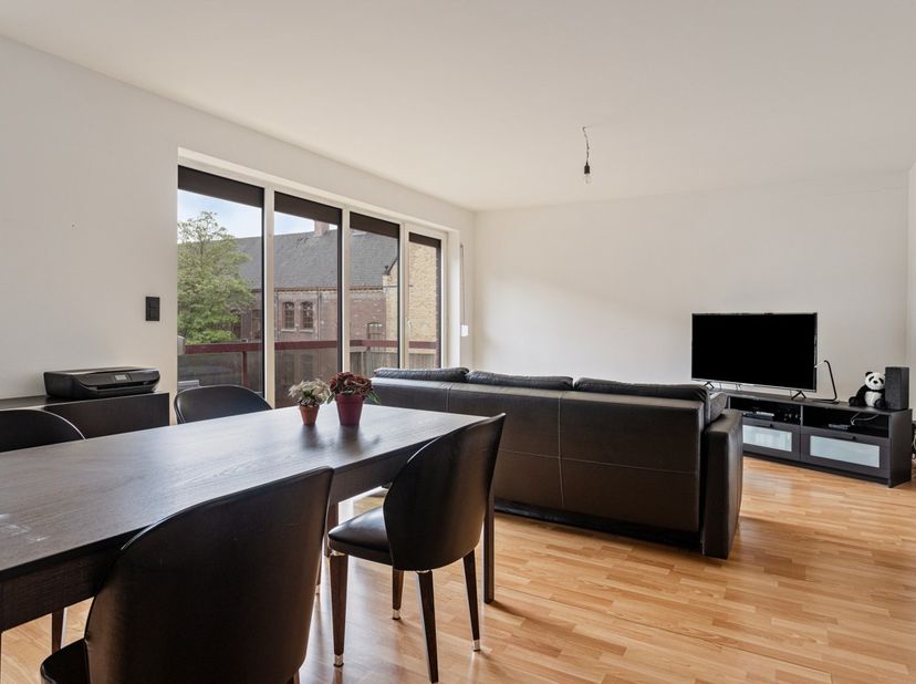 Dit appartement van maar liefst 103 m² (BVO) heeft 2 terrassen (1 vooraan en 1 achteraan) gelegen in het hart van Roeselare. De indeling van het appar