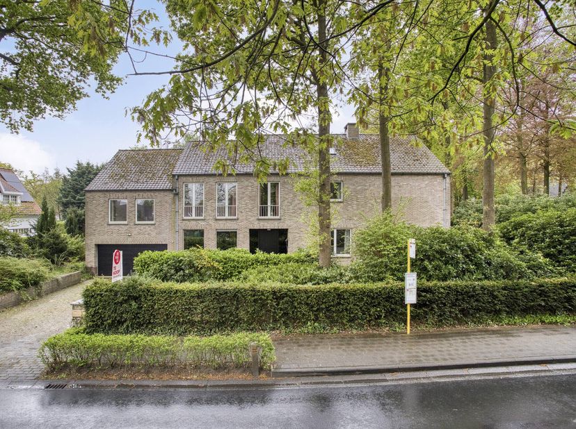 En 1982, cette maison individuelle étonnamment spacieuse située à l&#039;angle de Brieversweg/Puienbroeklaan a été construite sur un terrain de 1 025 m² or