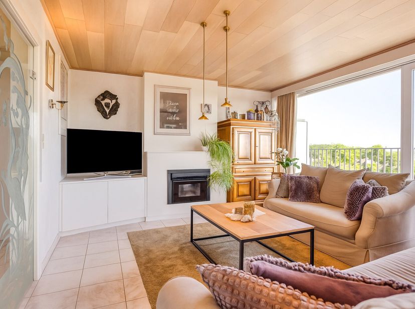 Ervaar de luxe van ruimte en buitenleven, midden in het gegeerde Sint-Michiels. Dit is geen standaard appartement; dit is een thuis met de allures van