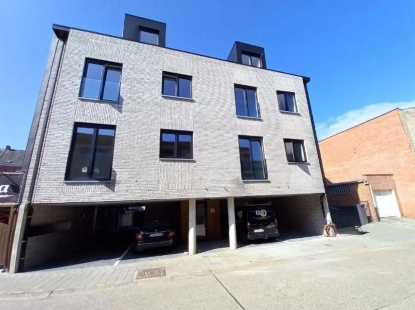 Dit appartement is gelegen pal in het centrum van Heist-op-den-Berg, aan de achterzijde van de plaatselijke winkelstraat. Bovendien is er in dit gebou