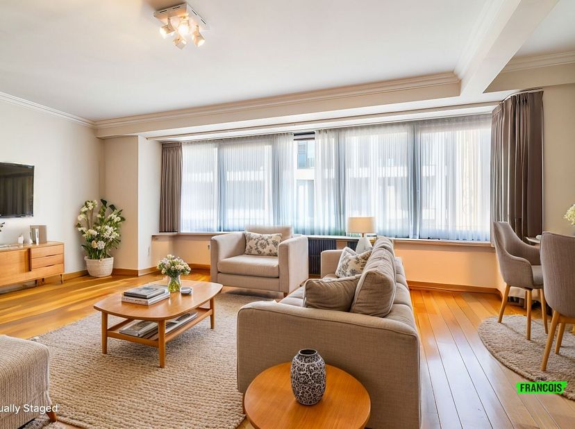 In het centrum van Roeselare bevindt zich dit appartement met 2 slaapkamers. Winkels, scholen, openbaar vervoer, ... liggen allen in de nabije omgevin