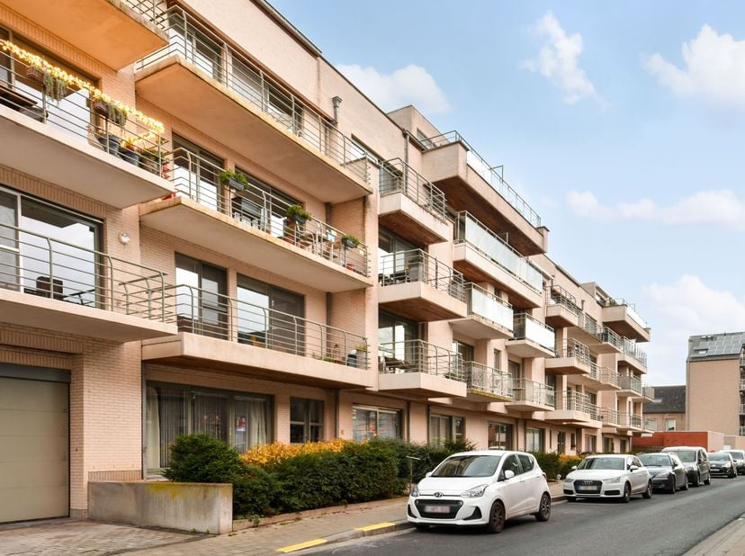 Appartement op het derde verdiep is opzoek naar nieuwe huurders!&lt;br /&gt;
Vanuit de inkomhal met ingebouwde kasten die gebruikt kan worden als vestiaire