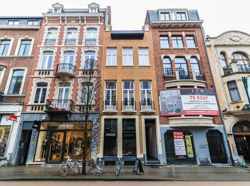 LEUVEN (centrum)  Volledig vernieuwde triplex woning, uitstekend gelegen langsheen de Bondgenotenlaan, recht tegenover het kinepolis-complex. Station