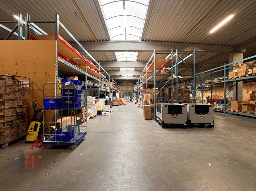 Bien professionnel à louer
                    à 8020 Oostkamp