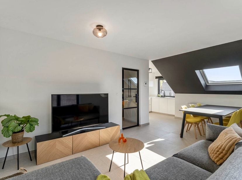 Dit knap afgewerkt 2-slaapkamer appartement is gelegen op de tweede verdieping in een kleinschalige, recente volledig vernieuwde residentie, langs de