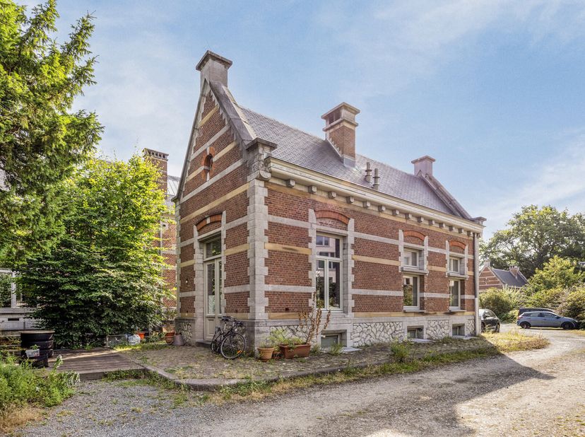 Découvrez cette maisonette entièrement rénovée située au 49B rue des Vétérinaires, sur le site historique de l&#039;Ancienne École Vétérinaire à Anderlecht