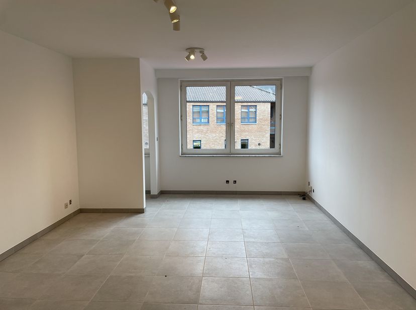 Volledig vernieuwd en instapklaar appartement in het centrum van Kuringen.&lt;br /&gt;
&lt;br /&gt;
- lichtrijke leefruimte met open keuken&lt;br /&gt;
- keuken met ker