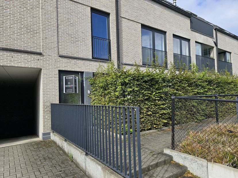 Nieuwbouw gelijkvoersappartement met tuin te huur in het centrum van Wolvertem. Dit 2-kamer appartement op het gelijkvloers bestaat uit een ruime eet
