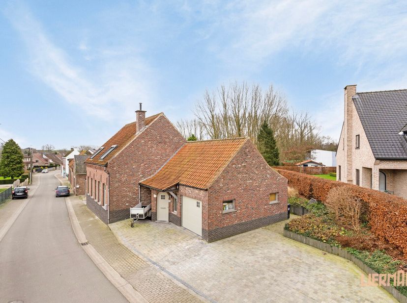 Deze volledig gerenoveerde hoeve combineert karakter met modern comfort. De energiezuinige woning heeft een EPC B en beschikt over 21 zonnepanelen en