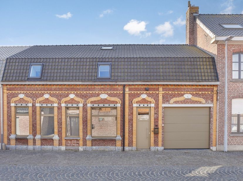 Charmante en ruime woning te koop in het hartje van Stavele (Alveringem).Indeling: Bij het binnenkomen van de karaktervolle woning kom je in de inkomh