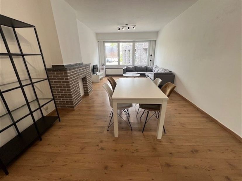Ontdek dit gezellige gelijkvloersappartement in Kontich. Bij het binnenkomen wordt u verwelkomd in een lichte en ruime woonkamer, waar een uitnodigend