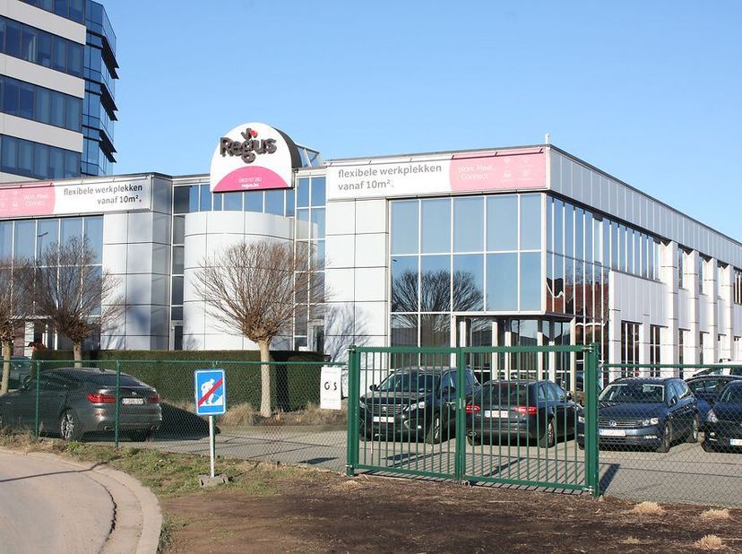 In dit nieuwe businesscenter is er 1.600m² verhuurbare ruimte beschikbaar verspreid over 2 verdiepingen. Het center is gelegen aan de op/afrit E40 te