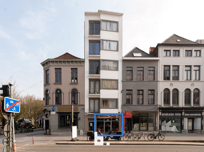 Dit uiterst centraal gelegen handelsgelijkvloers/horecazaak is een ideale opbrengsteigendom.&lt;br /&gt;
Handelsgelijkvloers (176m² volgens EPC) is tevens v