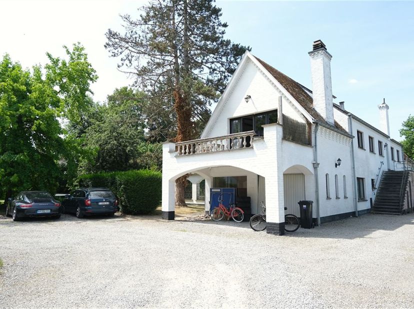 Appartement avec plein de caractère dans le calme, près de lécole allemande et lécole Américaine, 114m² habitables, 2 chambres, living avec feu ouvert